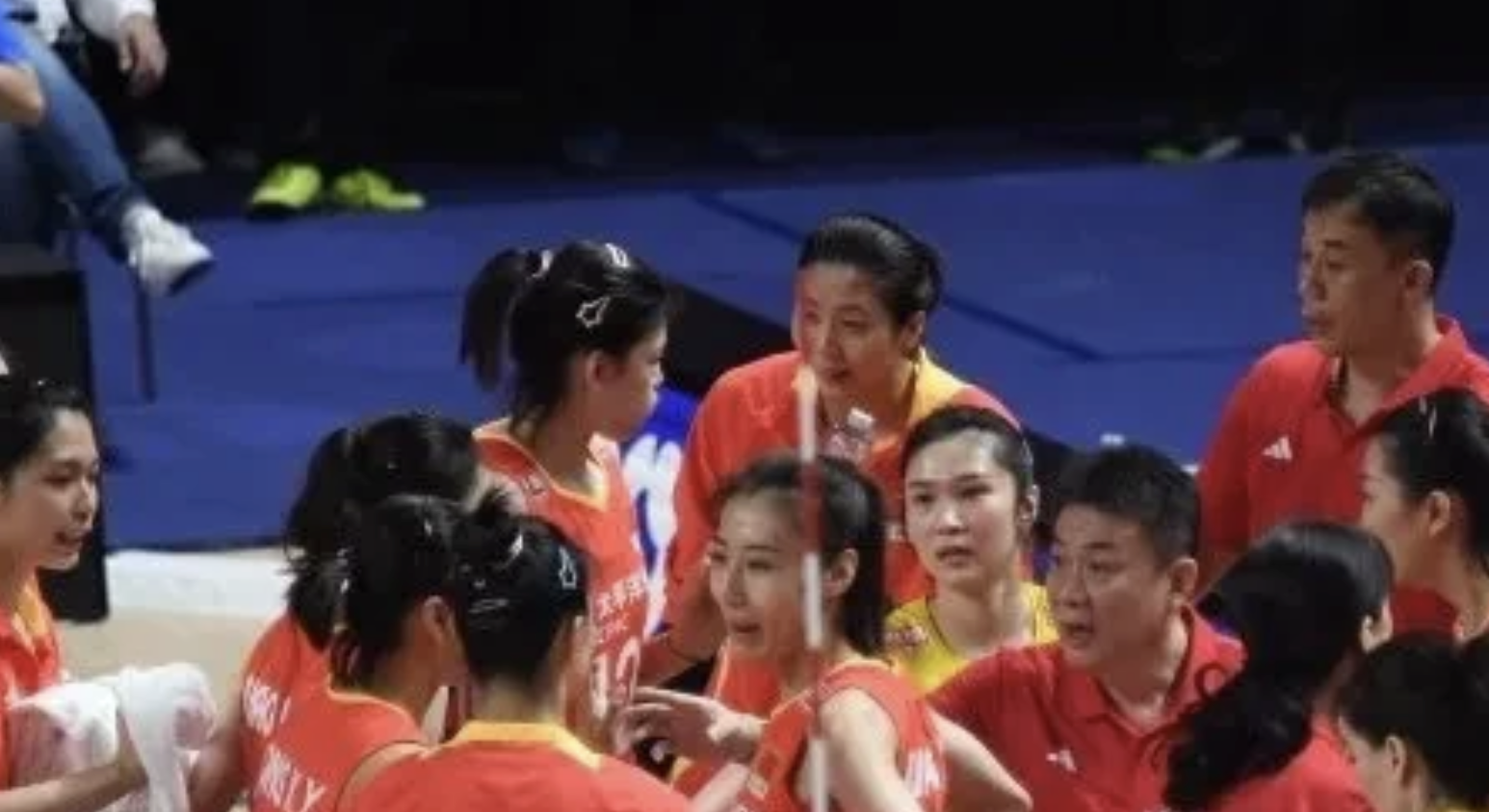 中国女排对阵海港展开拉锯大战，最终险胜对手